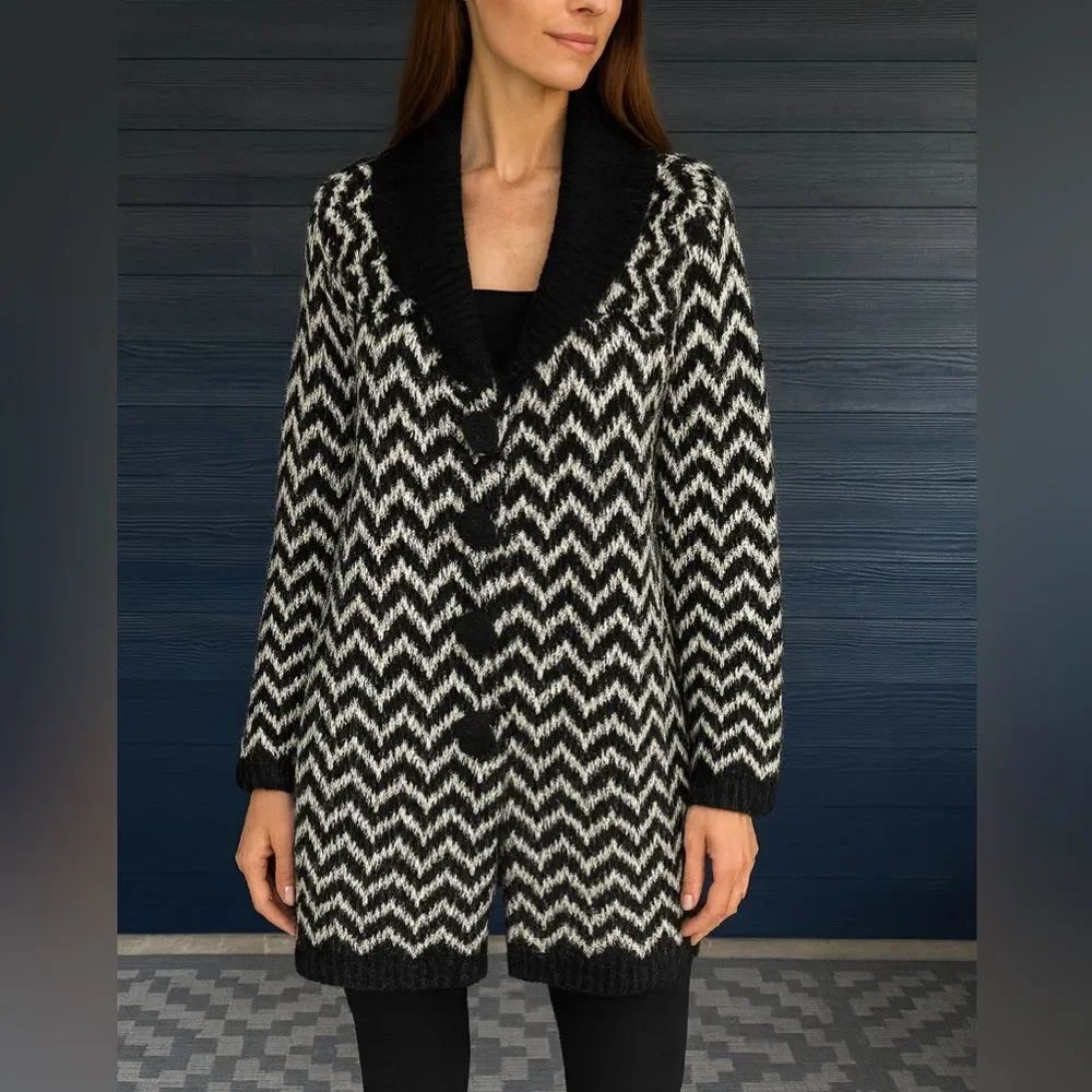 23rd St. Black and White Knit Sweater cardigan sz Small Boho on the buttons